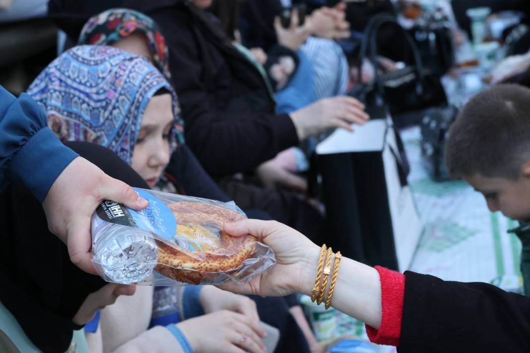 İHH Konya’dan Ümmet İftarı: 4 bin kişi Kapu Camii önünde, 180 bin kişi Gazze’de aynı sofrada buluştu 10